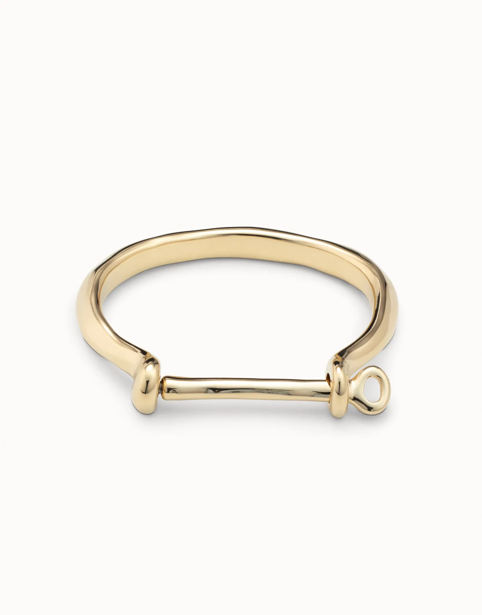 Bangle bracelet with a shackle shaped clasp