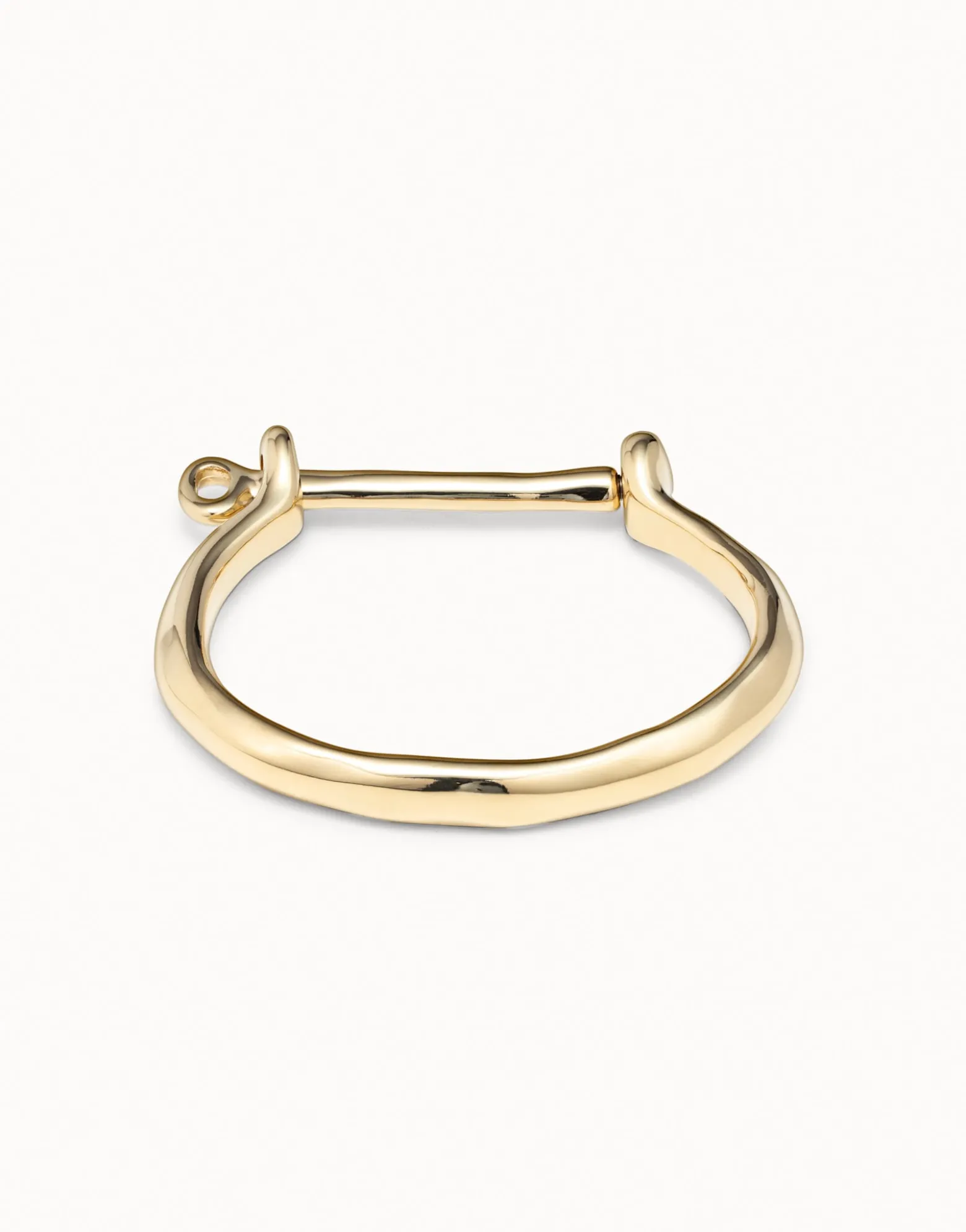Bangle bracelet with a shackle shaped clasp