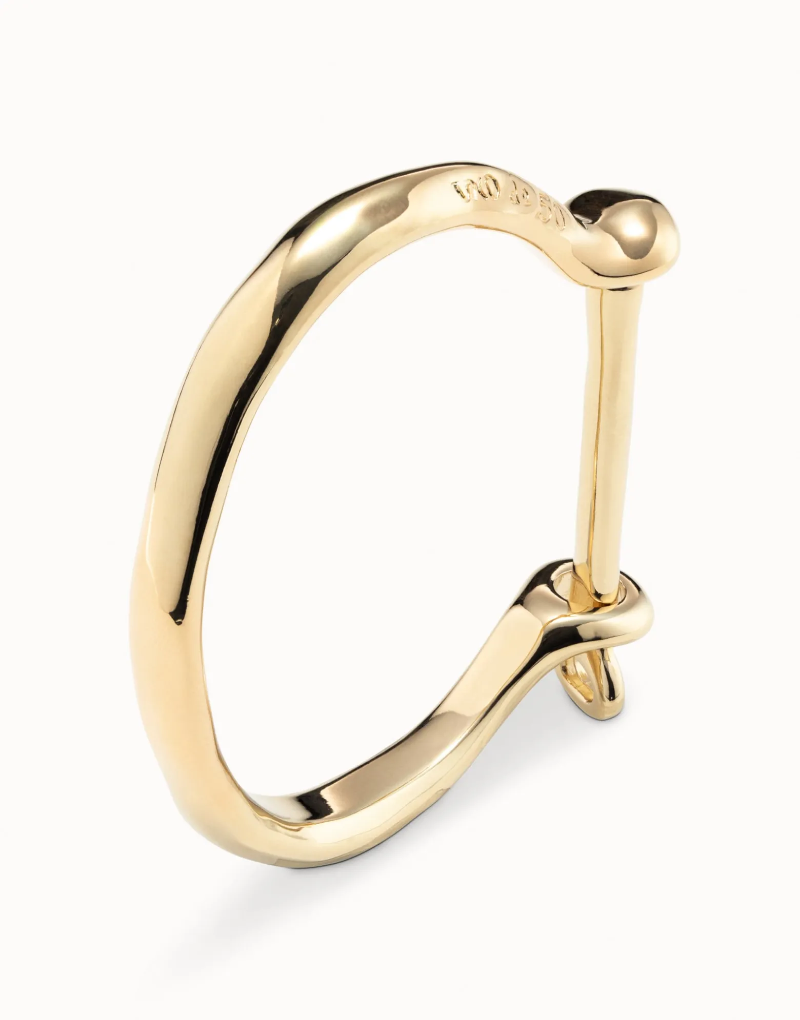 Bangle bracelet with a shackle shaped clasp