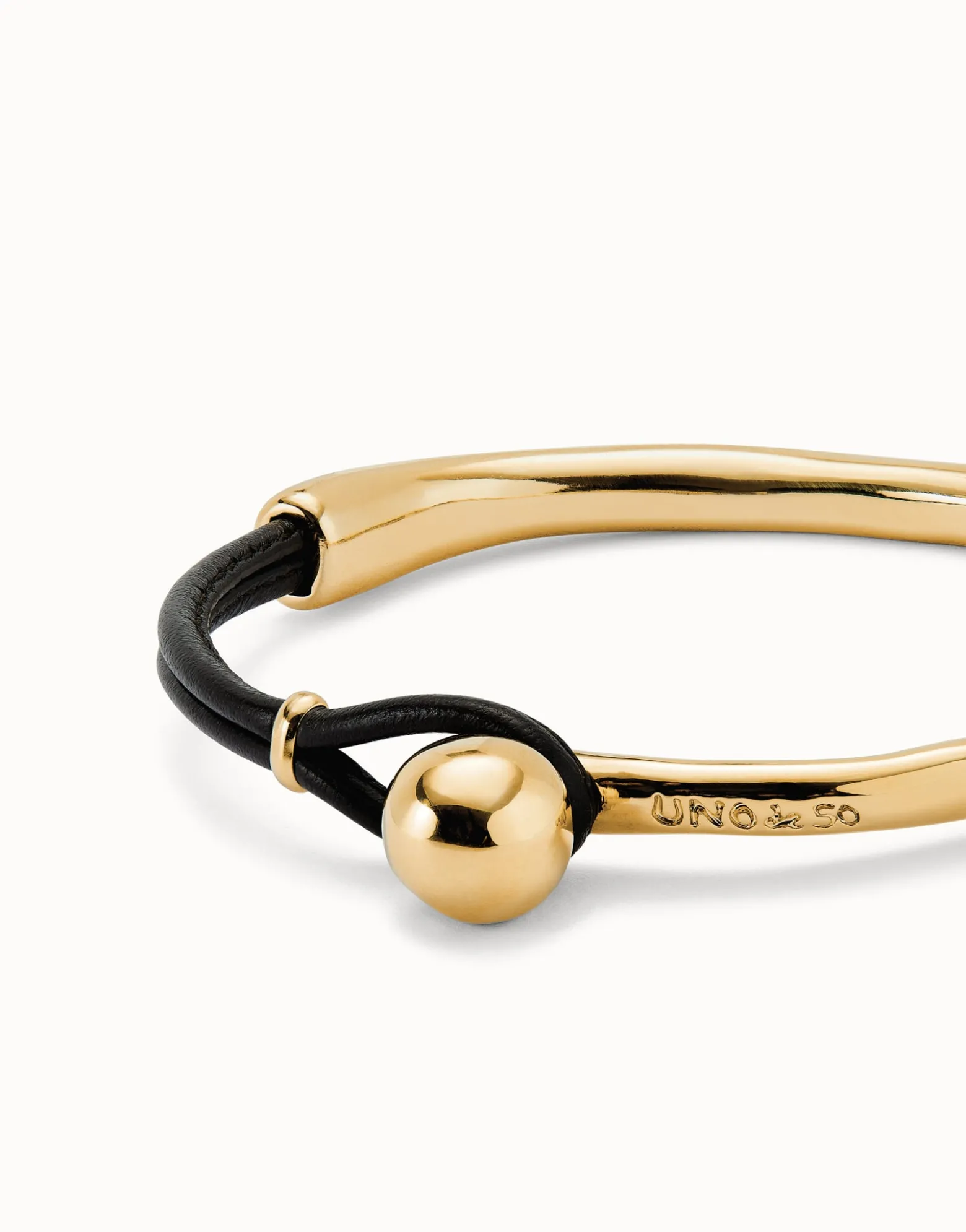 Bangle bracelet with brown leather