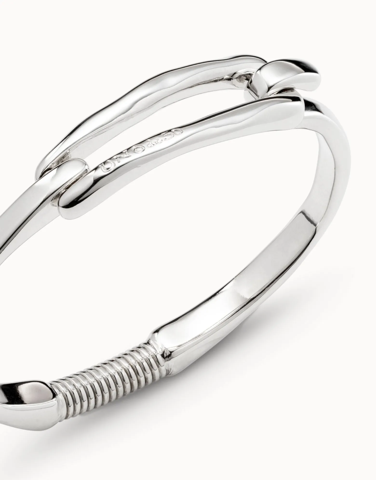 Bangle bracelet with buckle