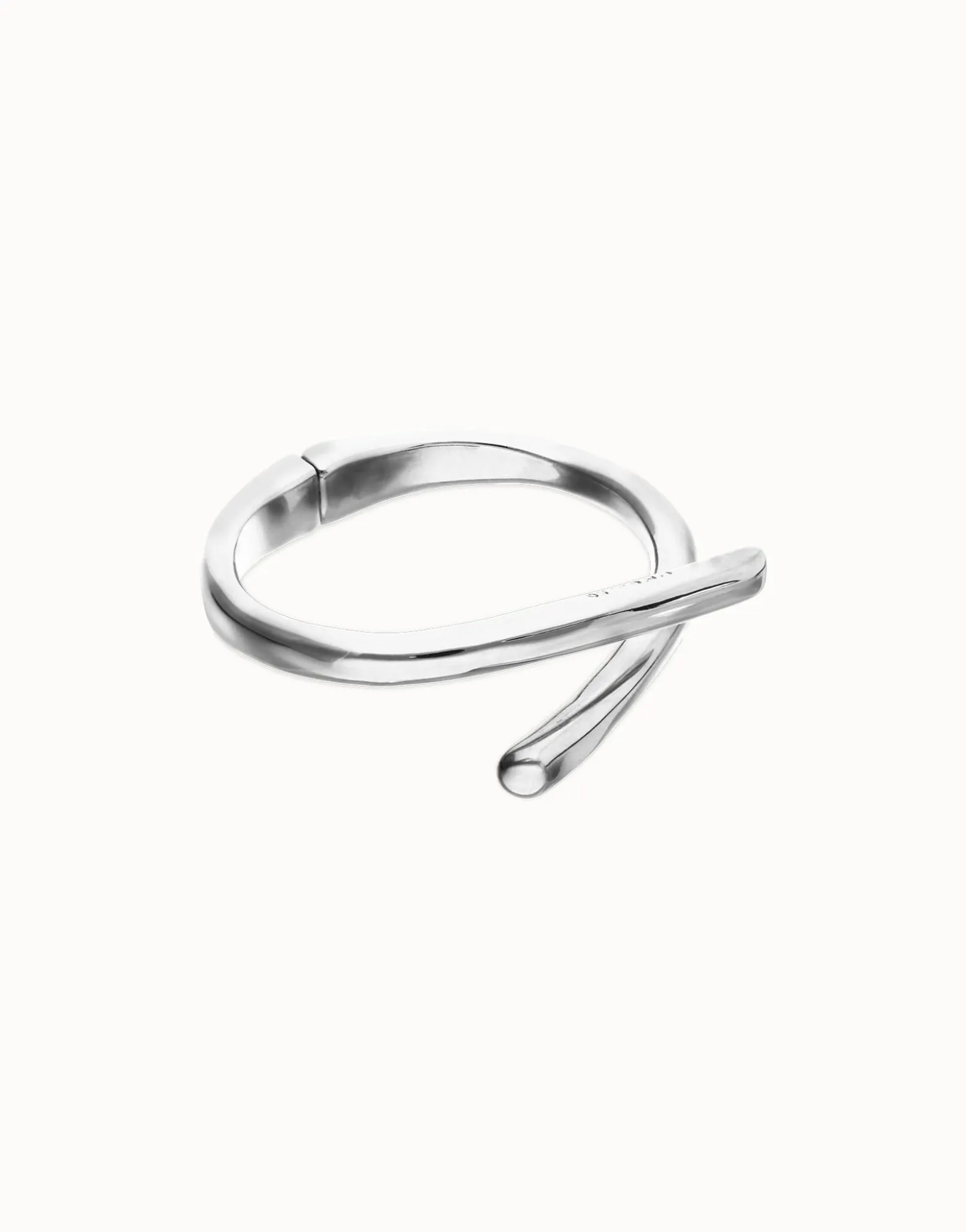 Bangle bracelet with intertwined organic shapes