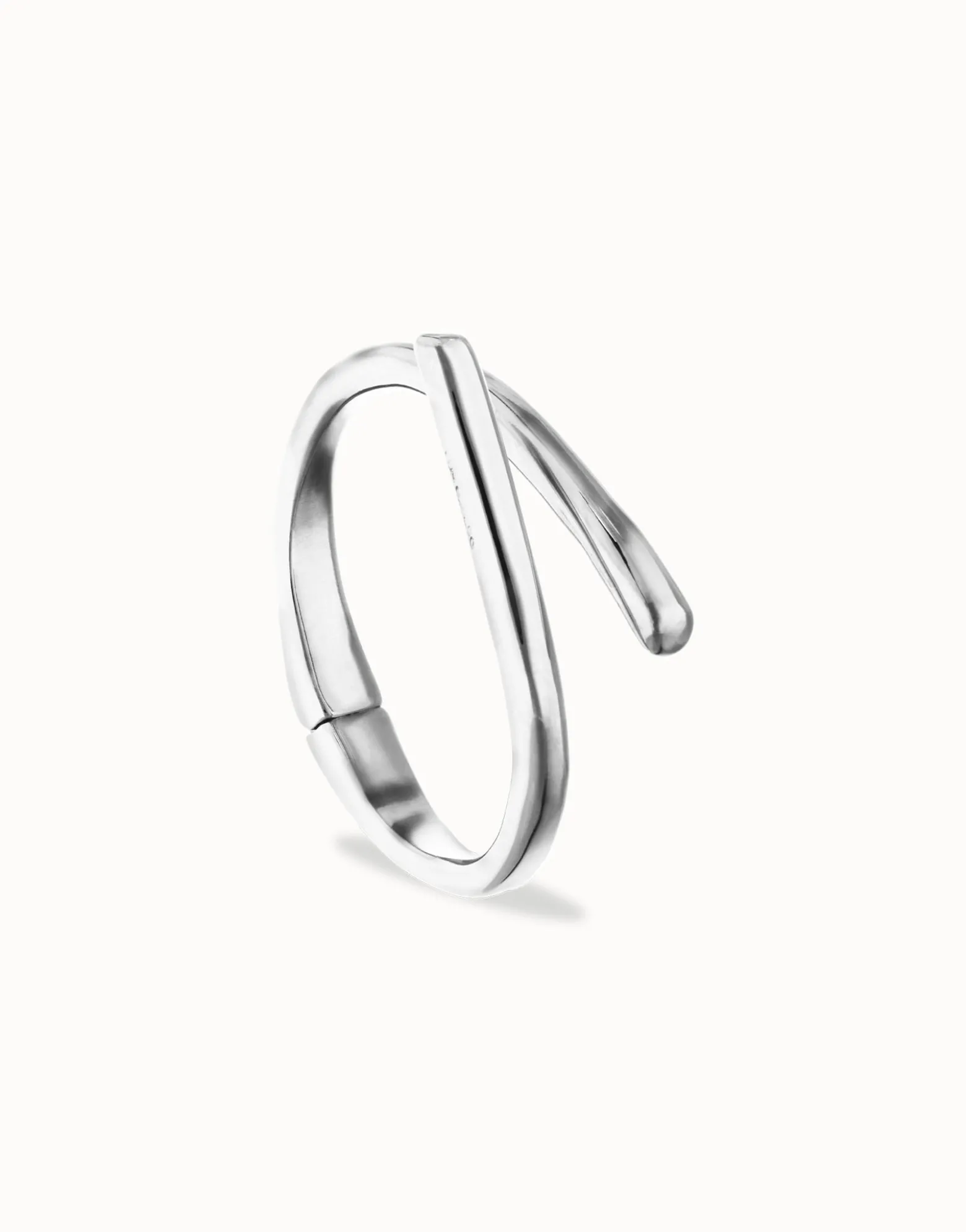 Bangle bracelet with intertwined organic shapes