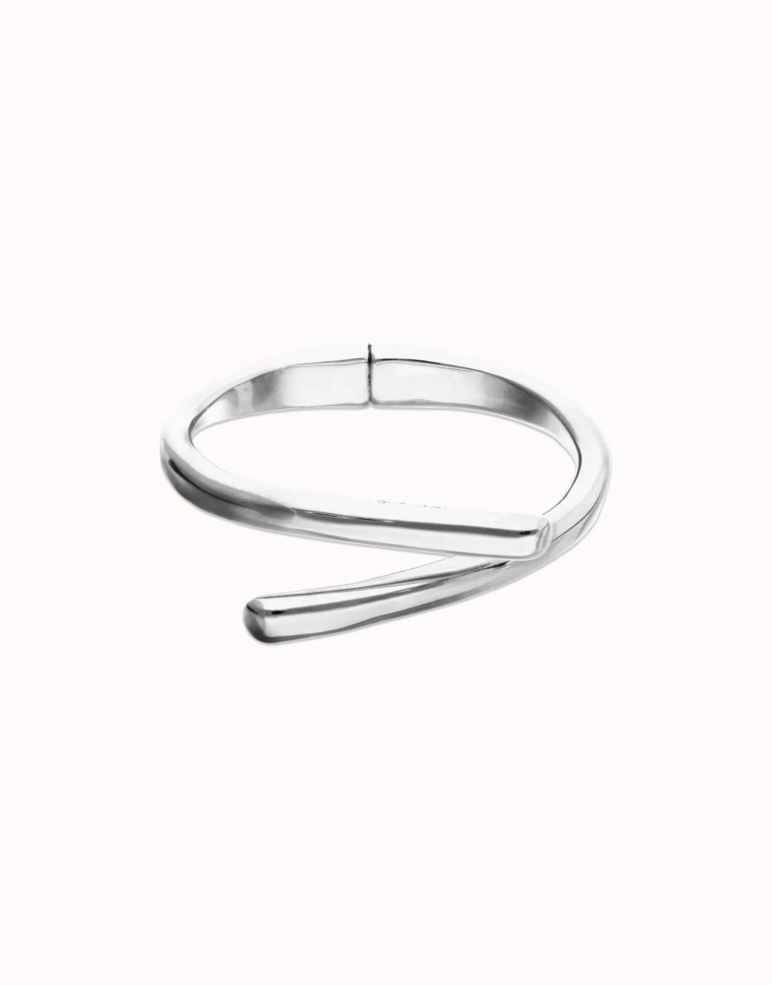 Bangle bracelet with intertwined organic shapes