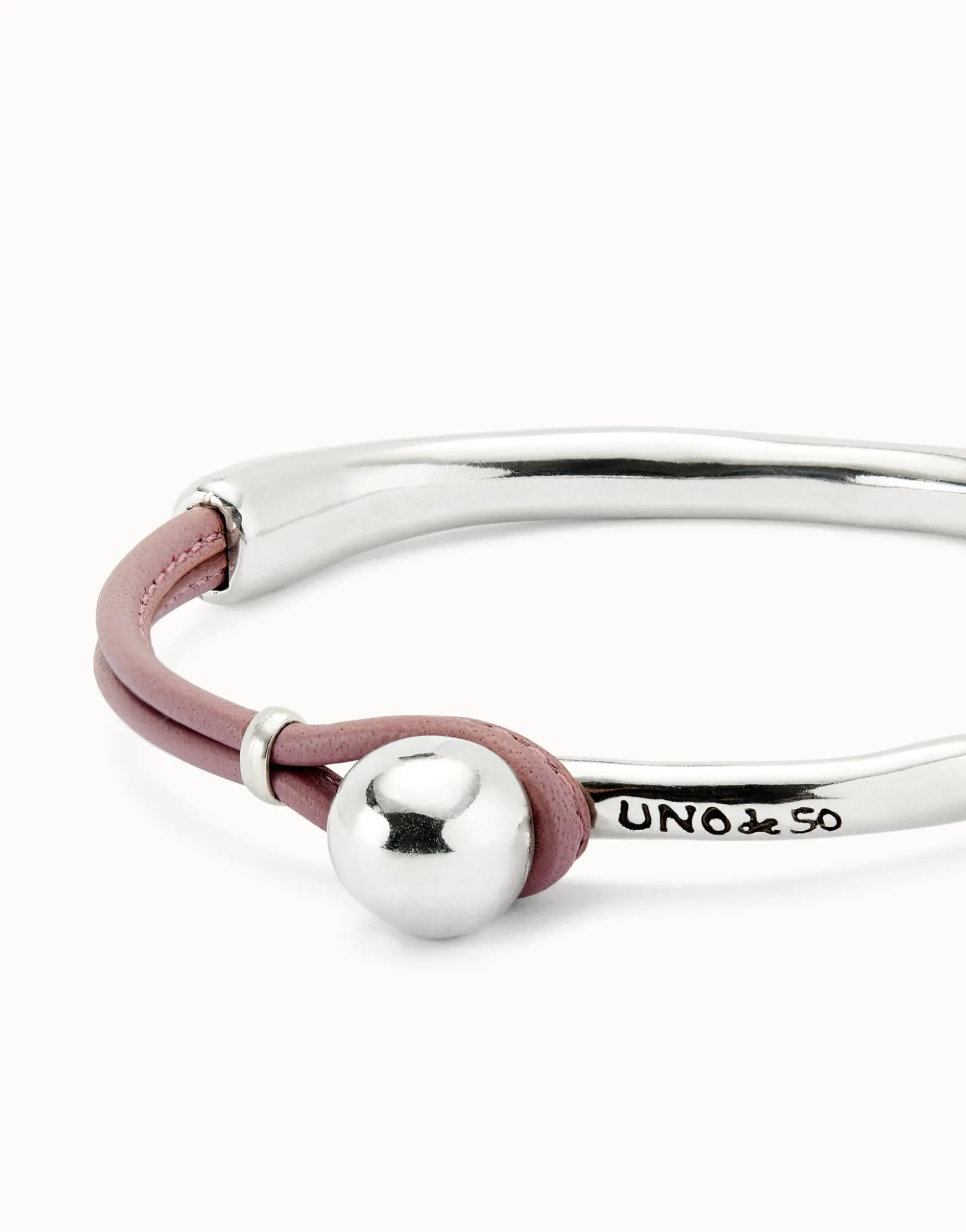 Bangle bracelet with lilac leather