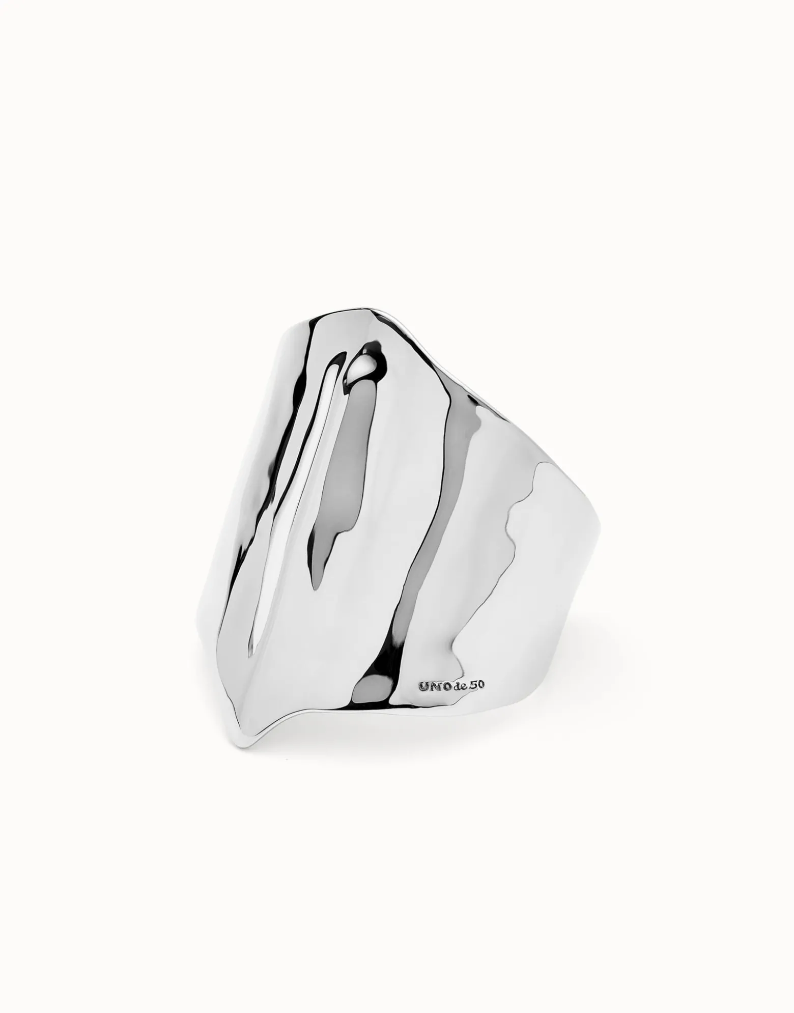 Bangle bracelet with manta ray structure