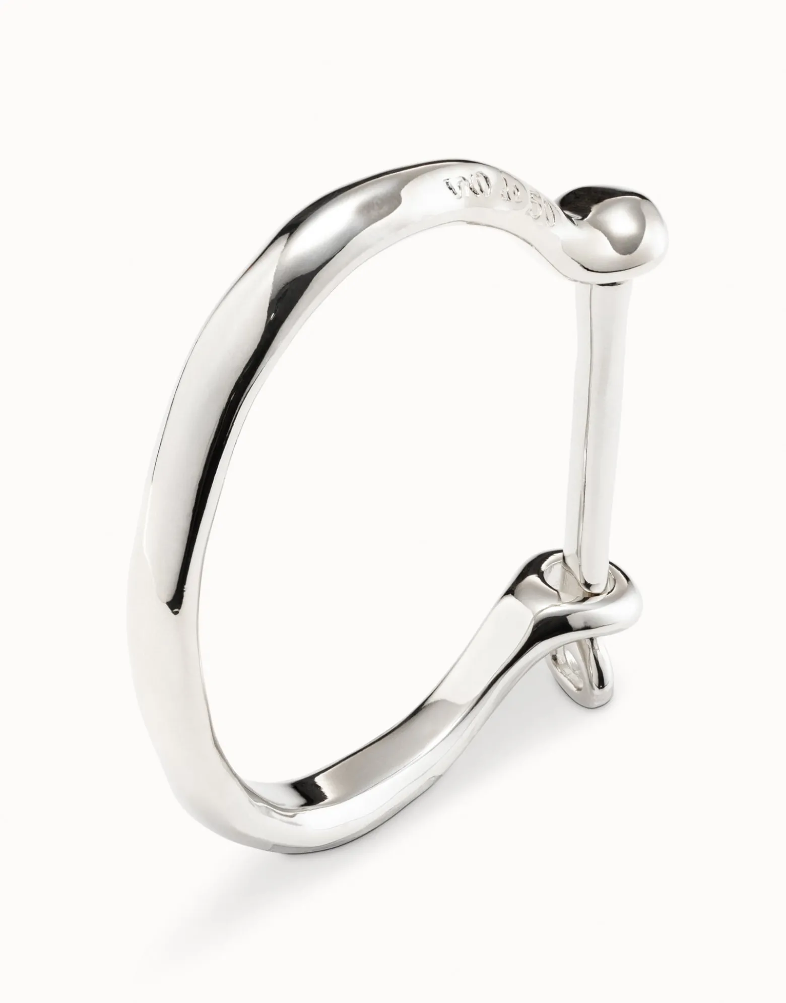 Bangle bracelet with shackle‑style clasp