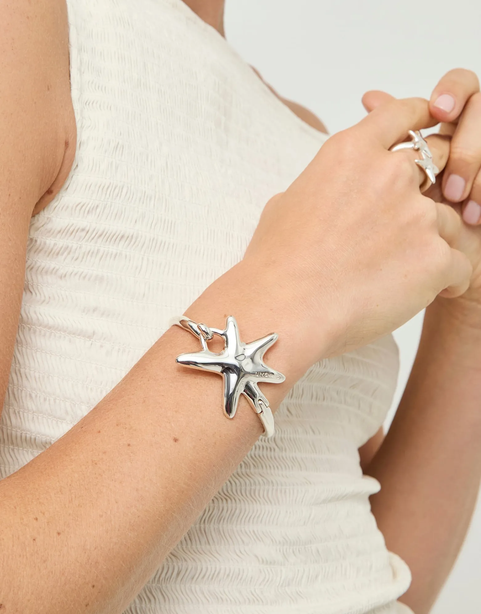 Bangle bracelet with starfish