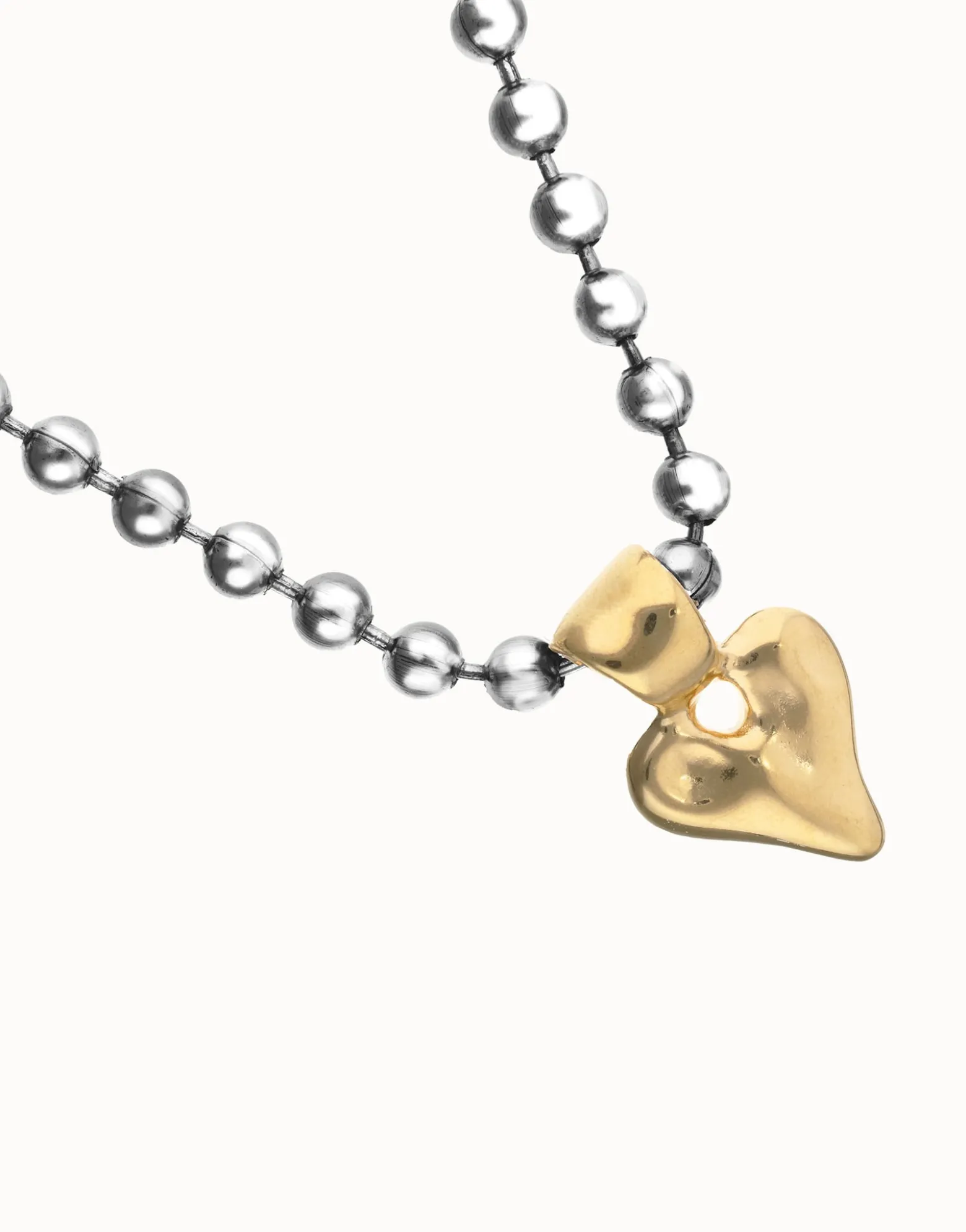Beaded short necklace with heart detail