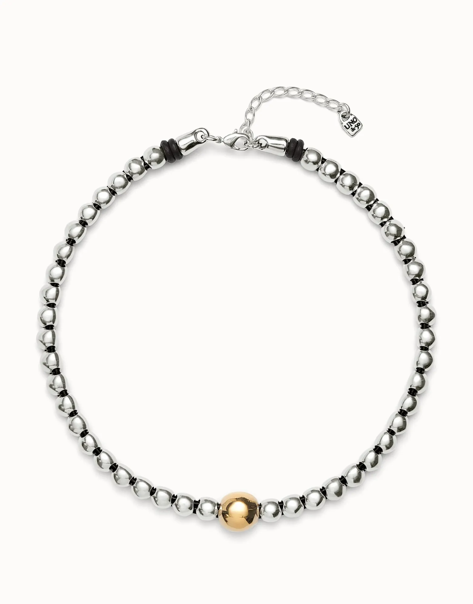 Beaded short necklace with larger central bead