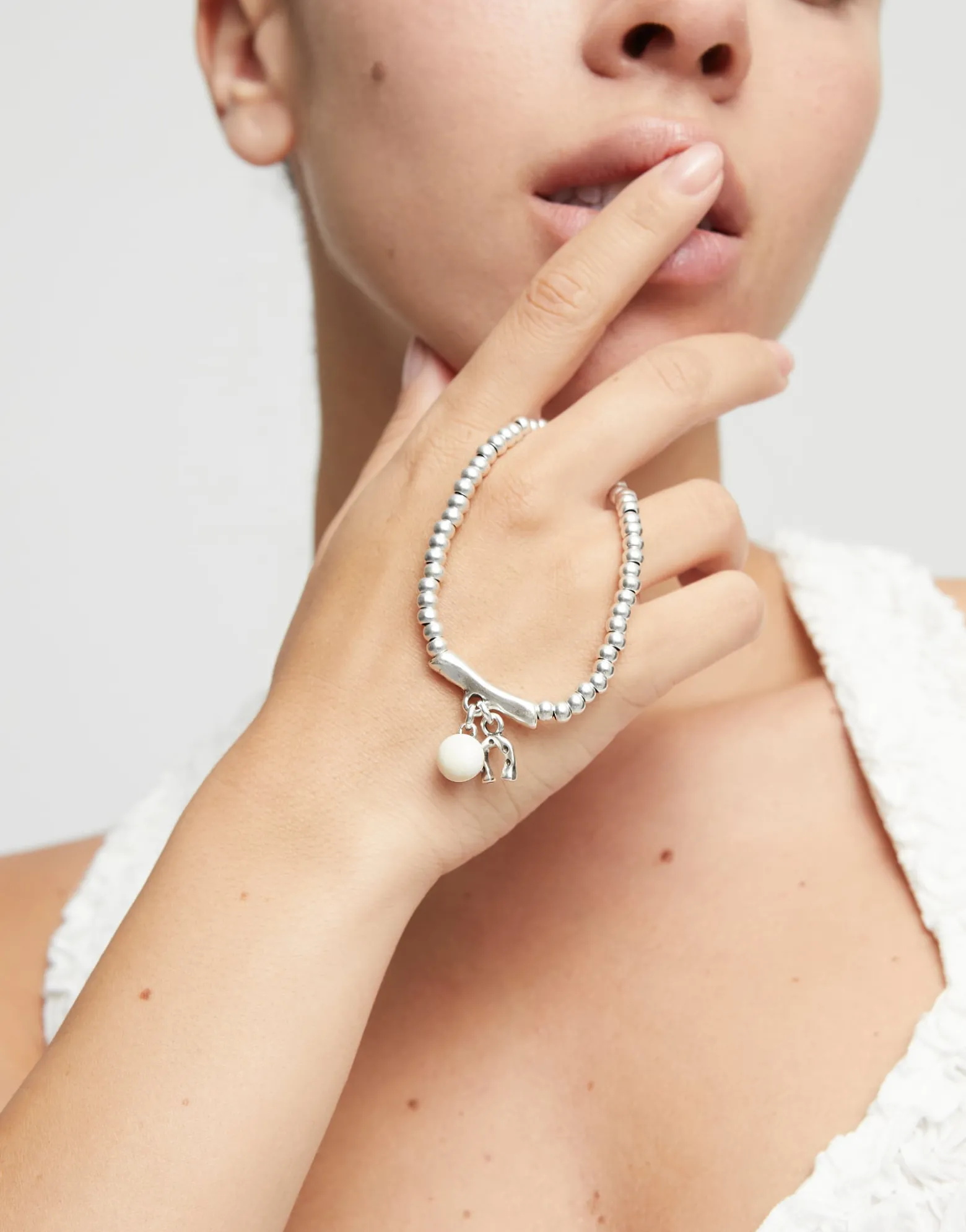 Beaded stretch bracelet with a murano glass and a horseshoe charm