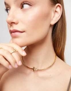 Choker necklace with front clasp and white topaz