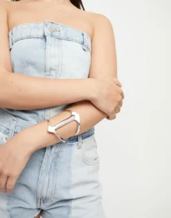 Cuff bracelet with manta ray structure