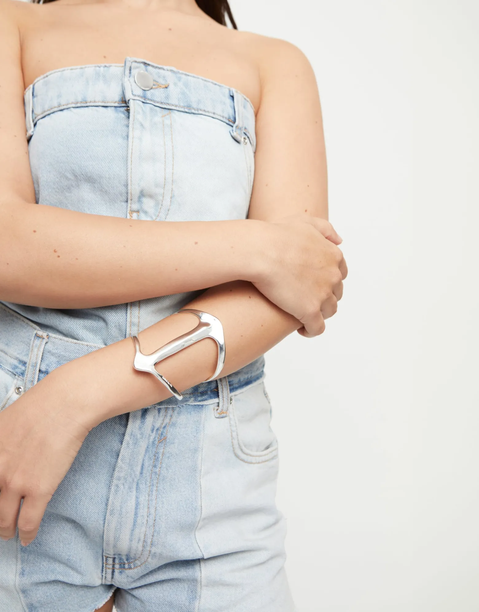 Cuff bracelet with manta ray structure