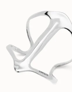Cuff bracelet with manta ray structure