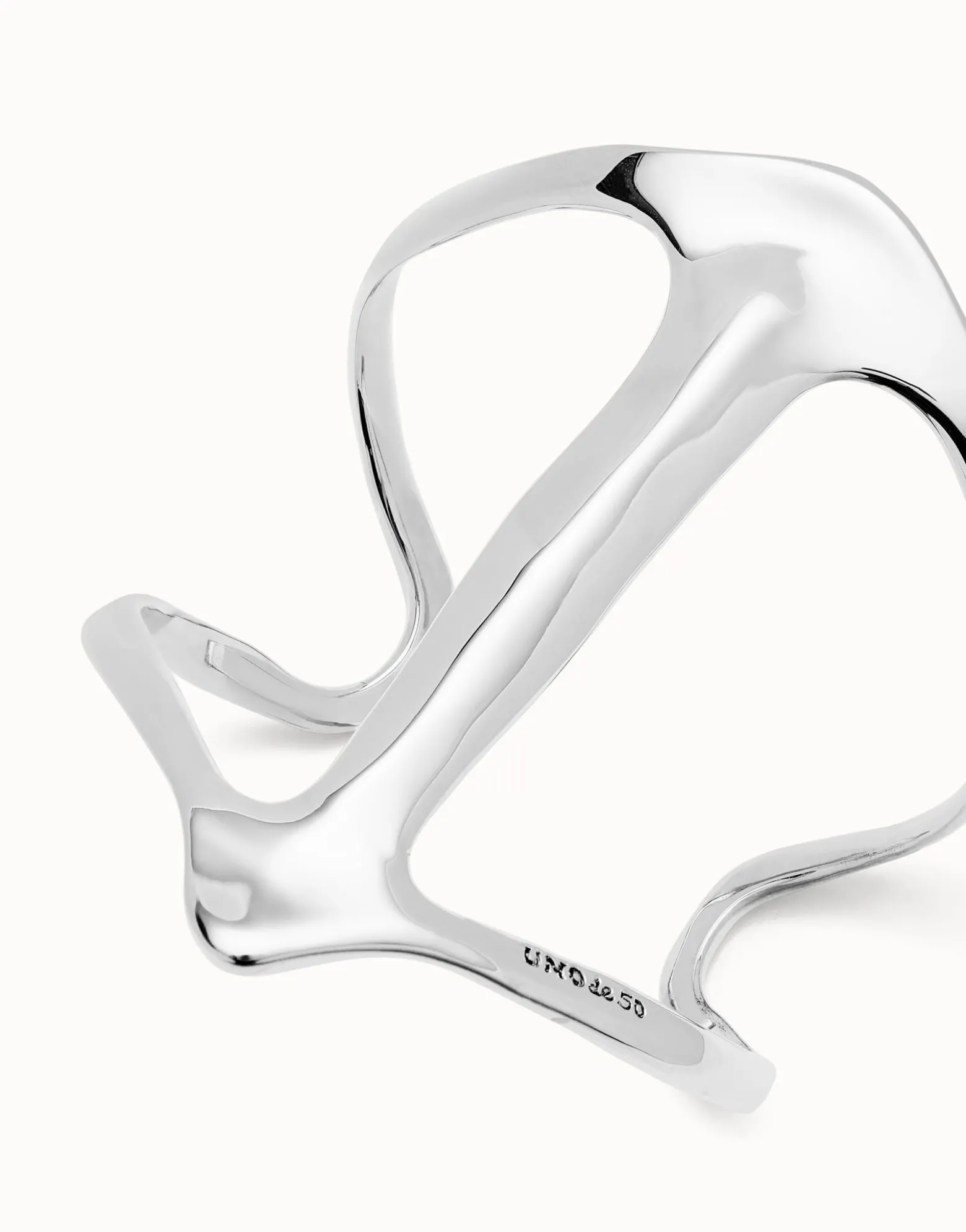 Cuff bracelet with manta ray structure