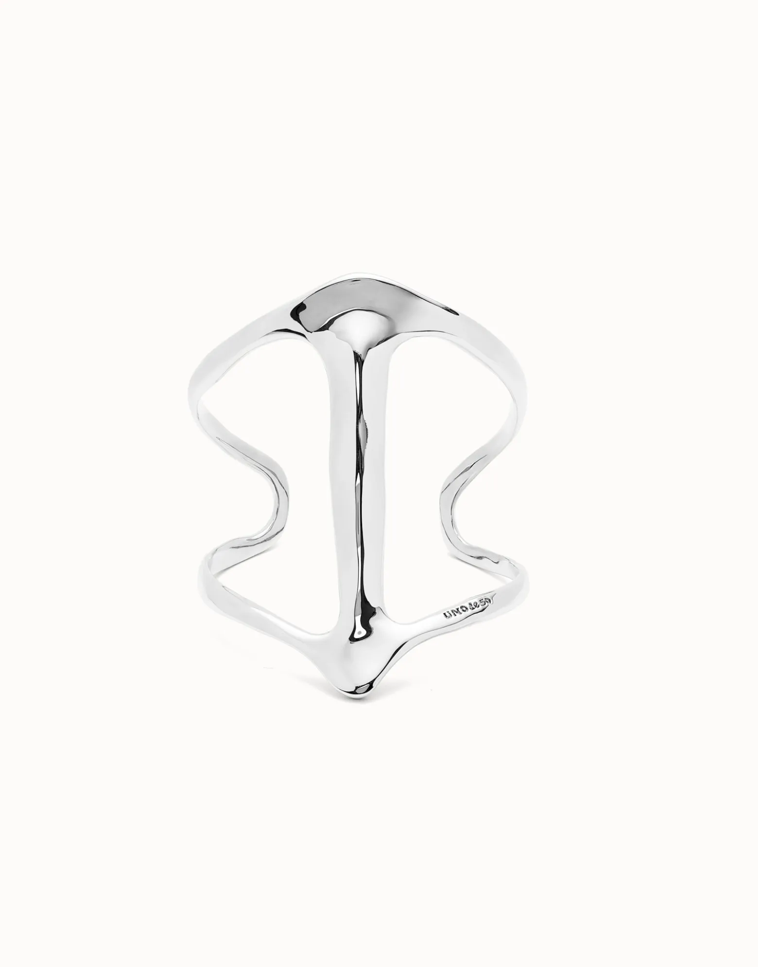 Cuff bracelet with manta ray structure