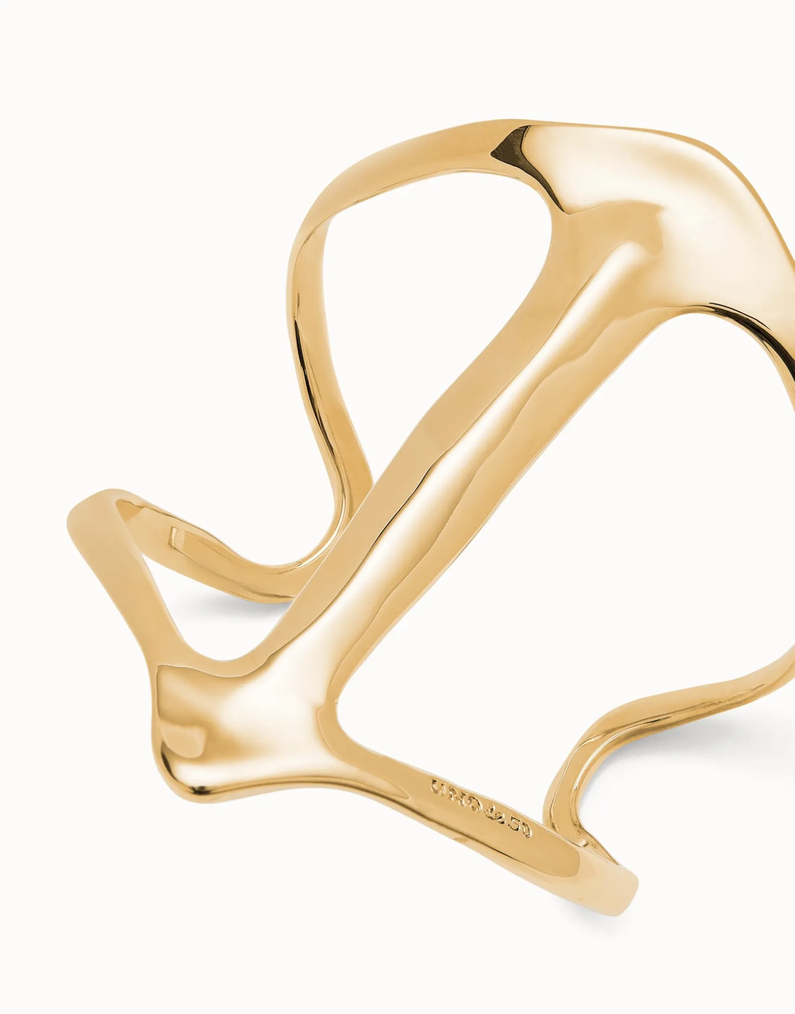Cuff bracelet with manta ray structure