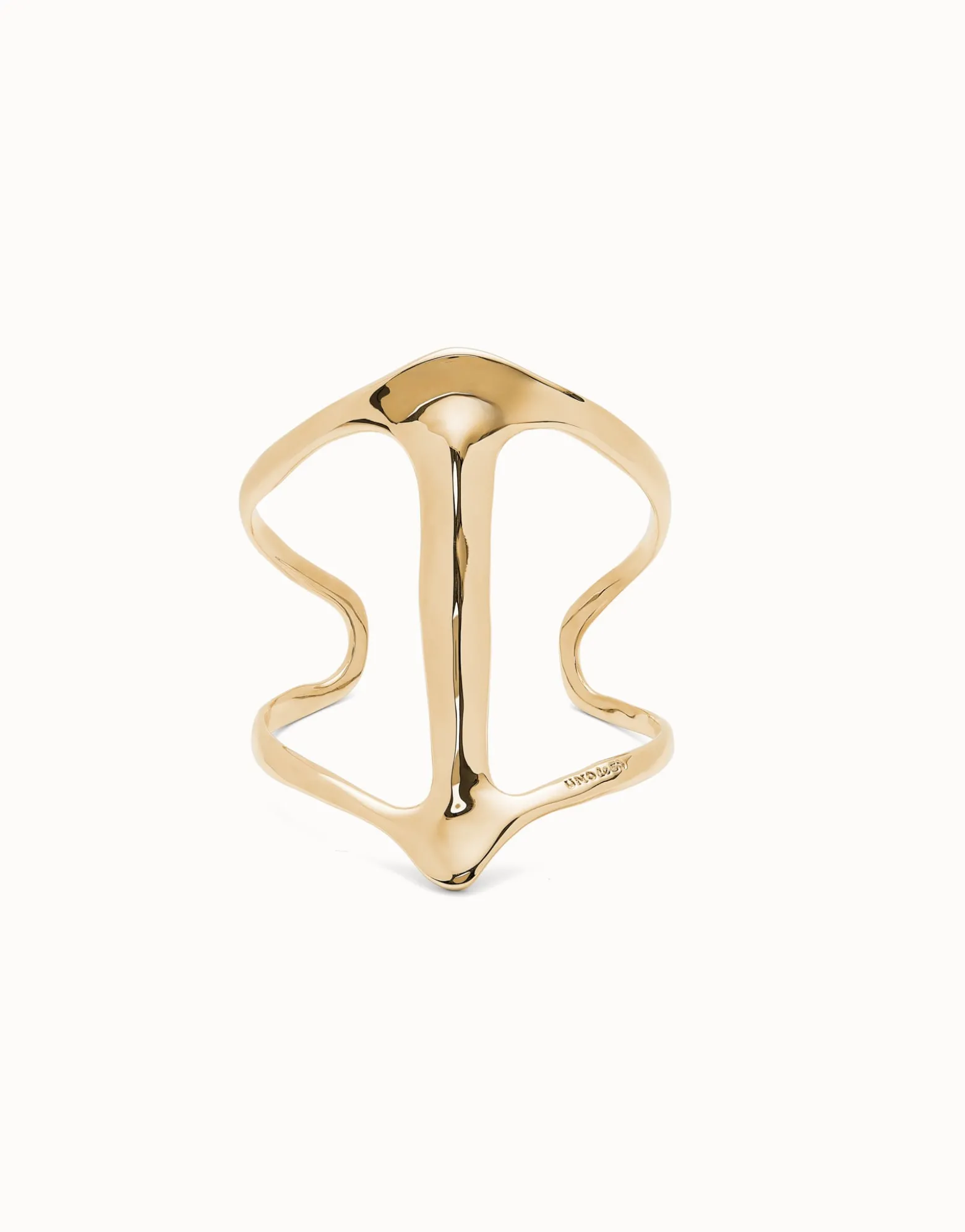 Cuff bracelet with manta ray structure