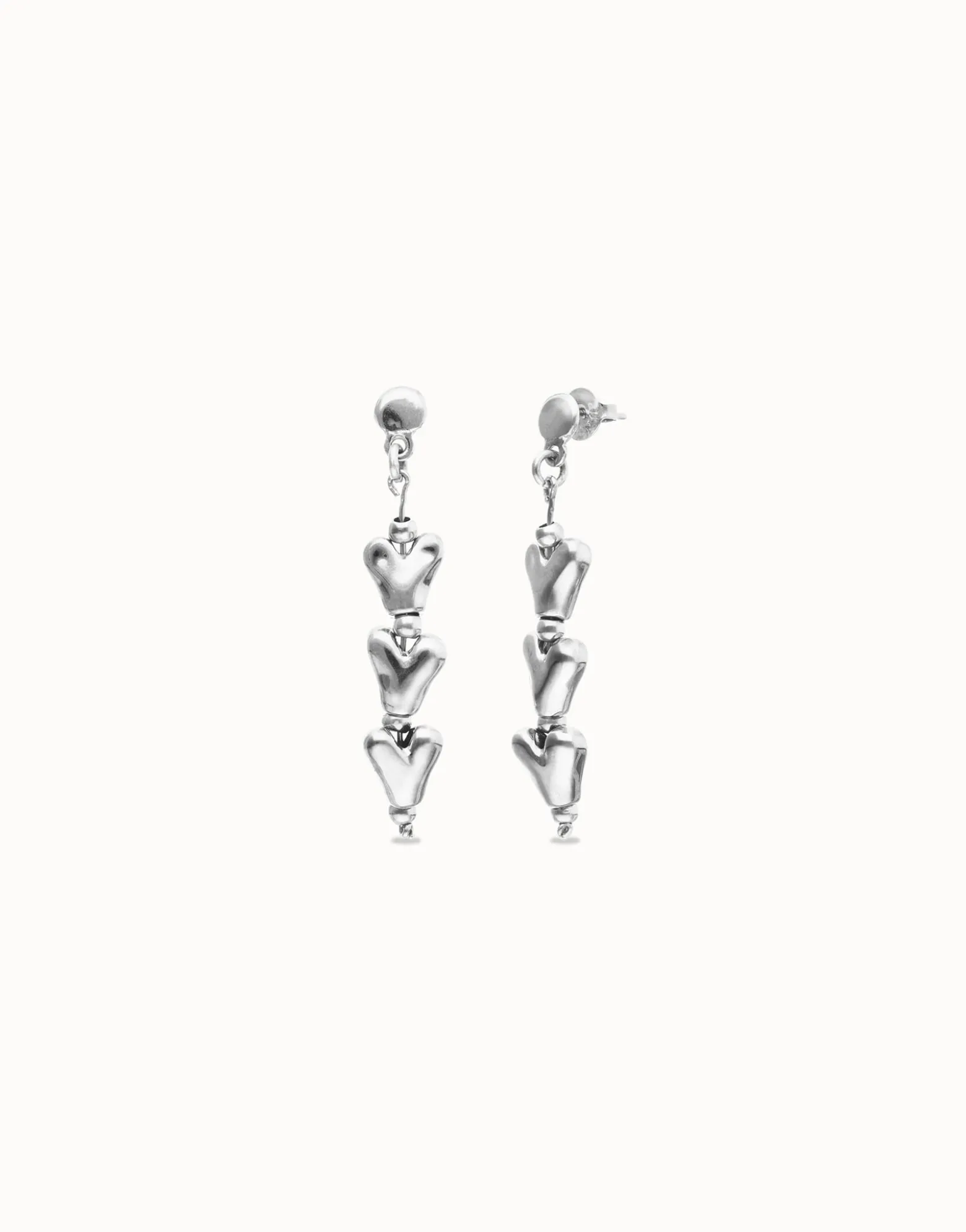 Drop earrings with chained hearts