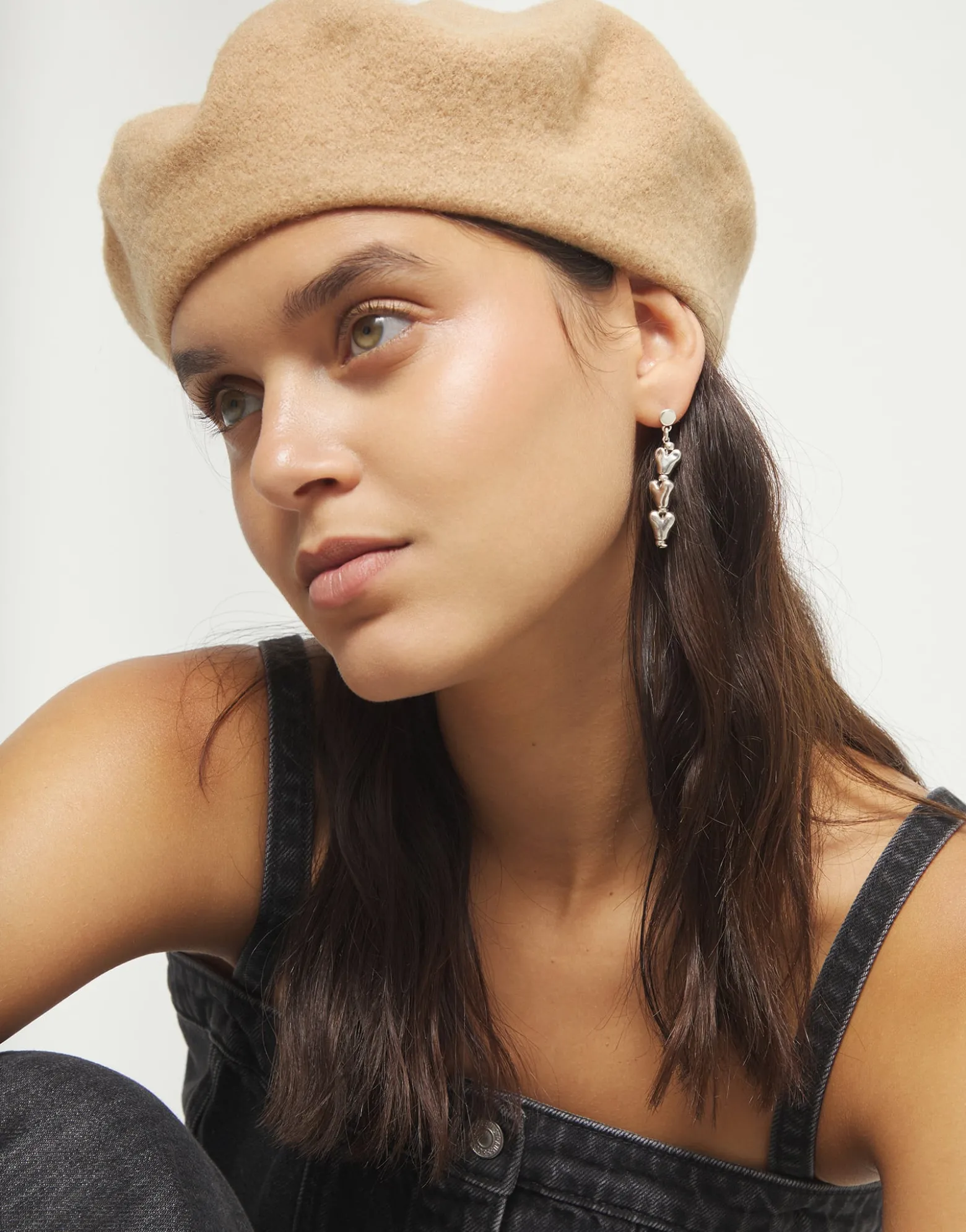 Drop earrings with chained hearts