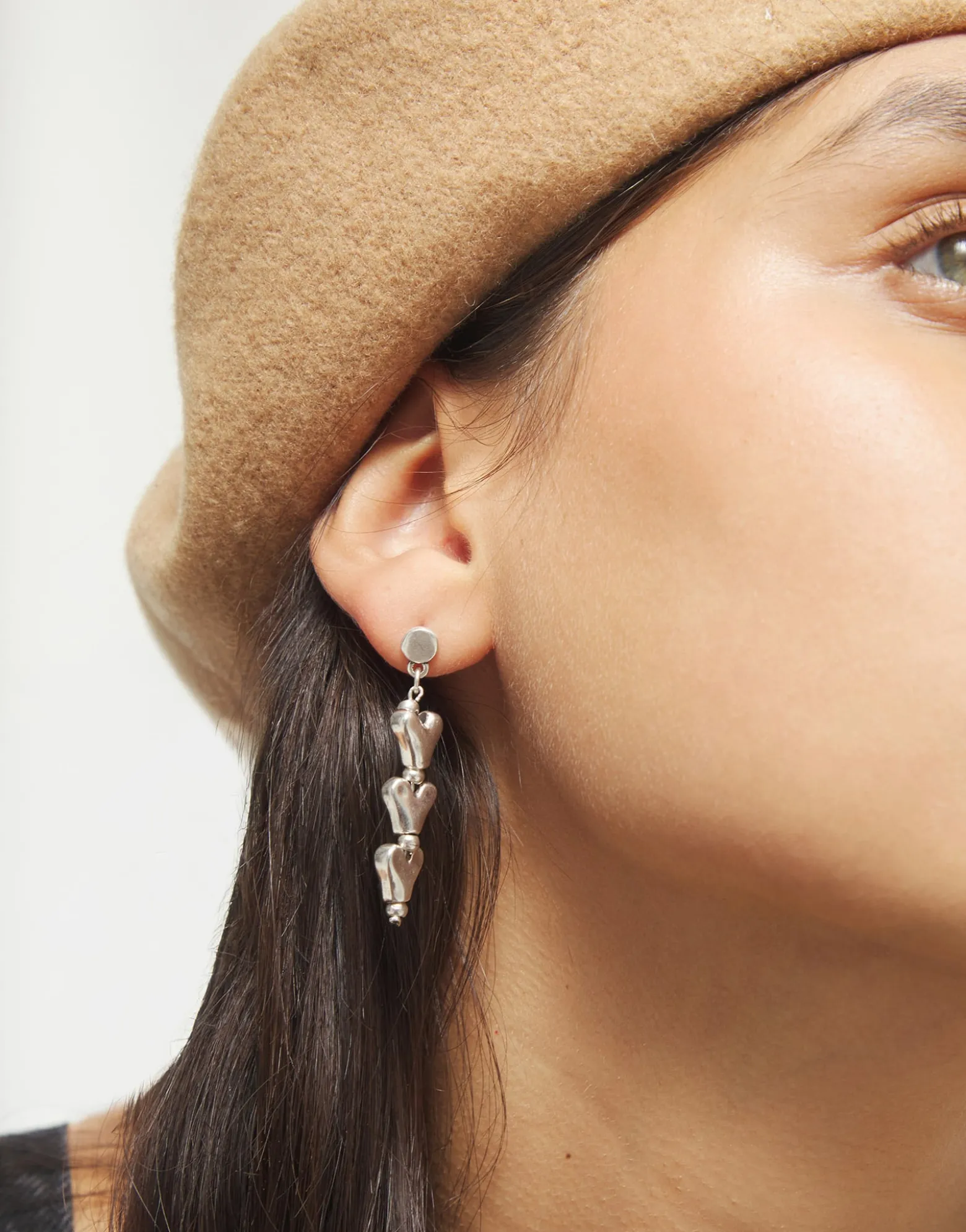 Drop earrings with chained hearts