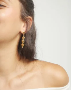 Drop earrings with chained hearts