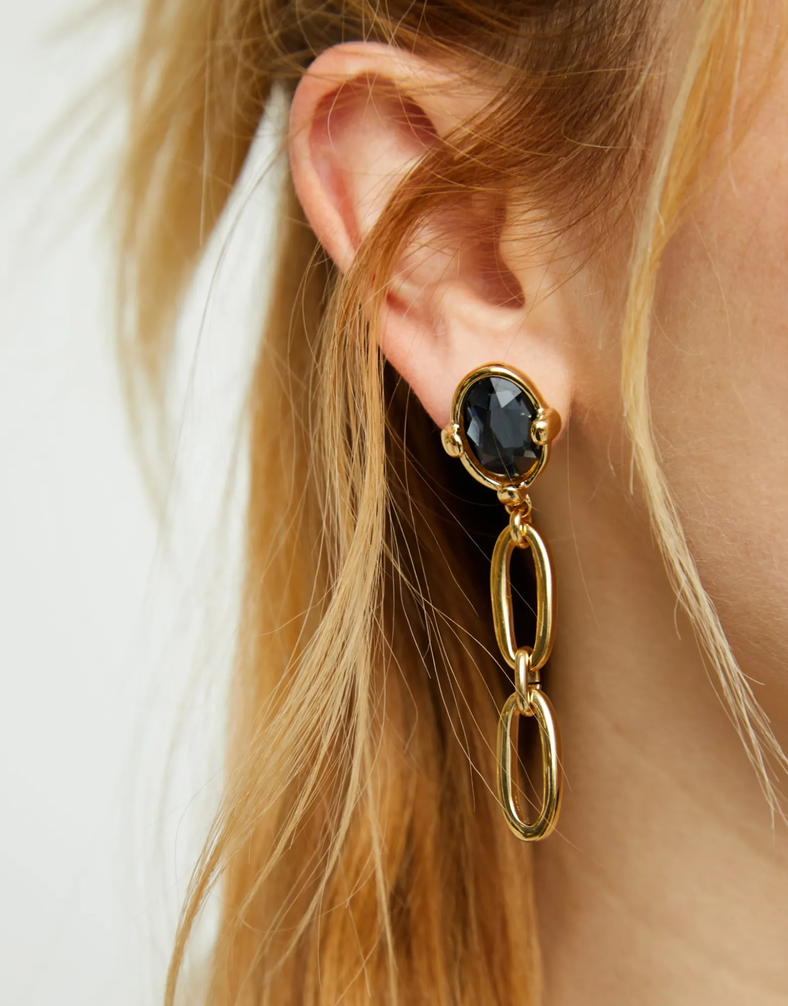 Drop earrings with faceted black crystal and links