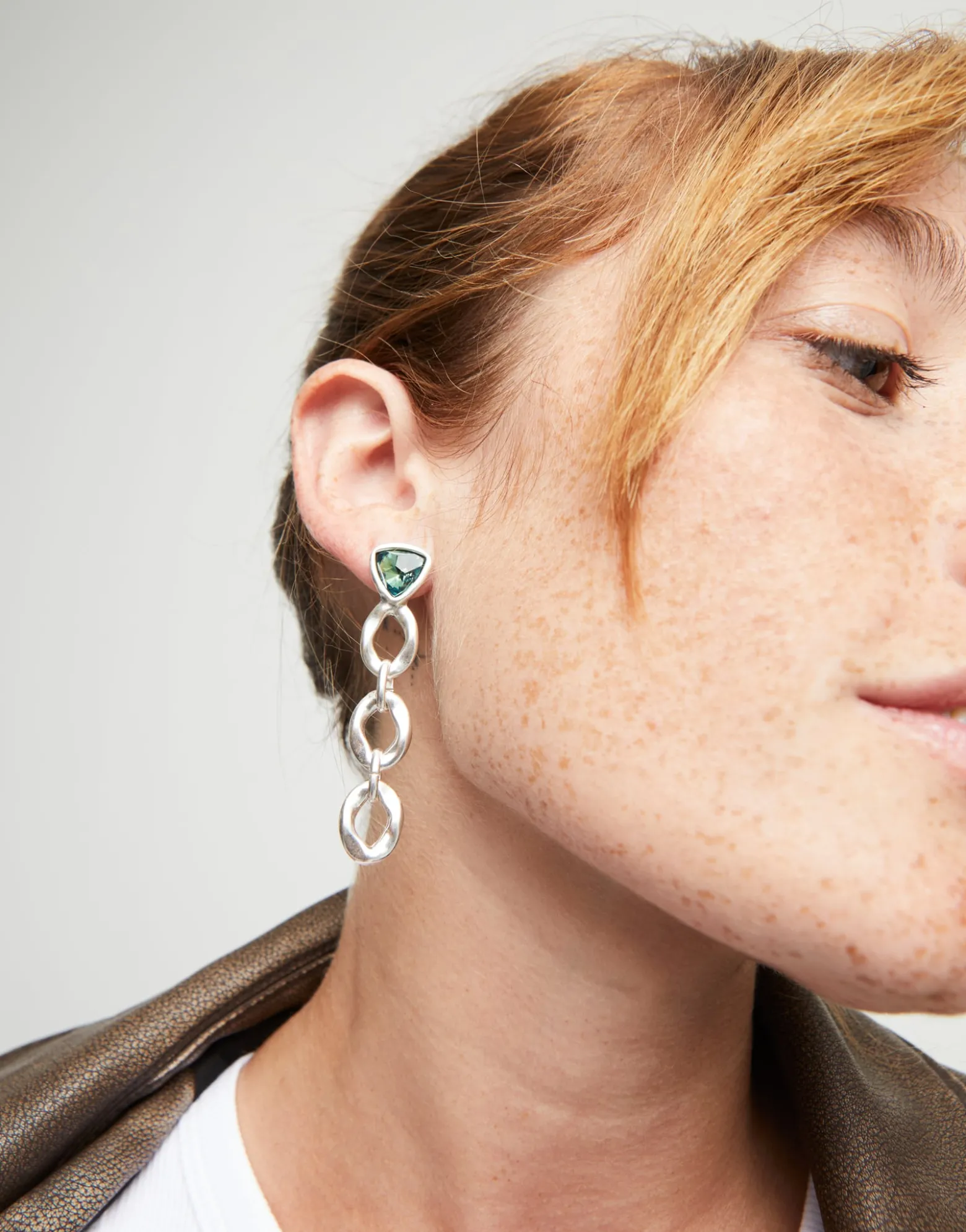 Drop earrings with green crystal