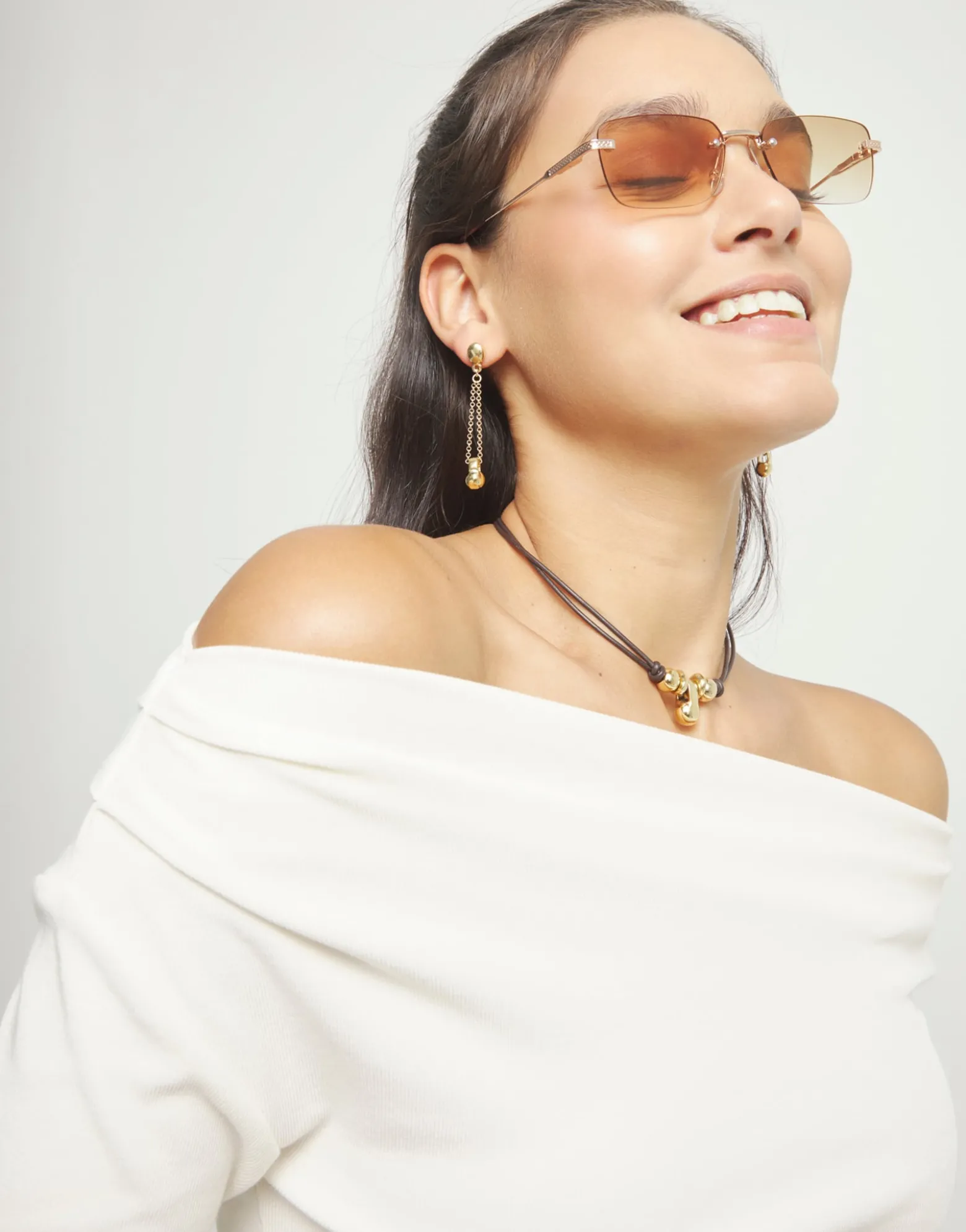 Drop earrings with long chain and sphere