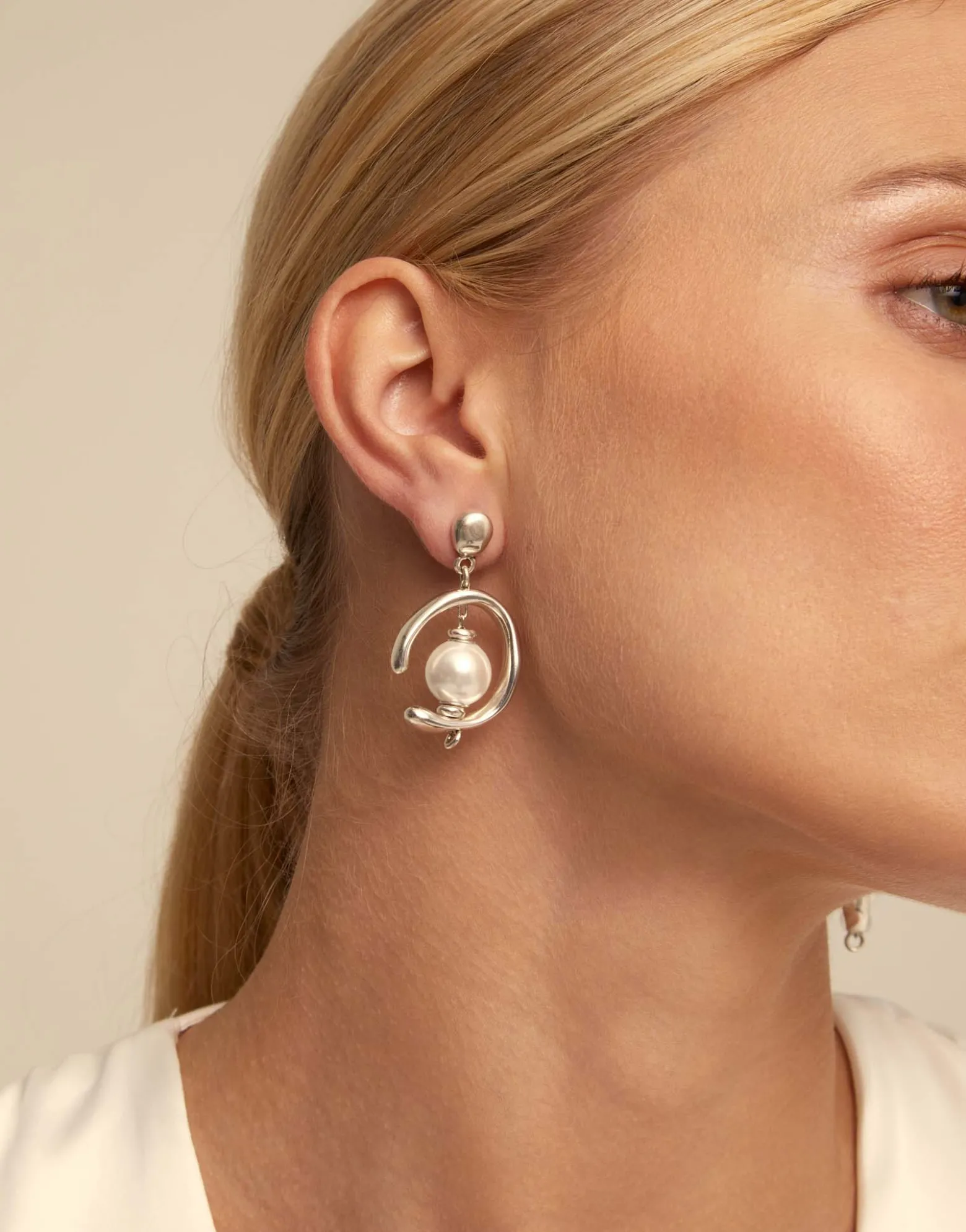 Drop earrings with pearl
