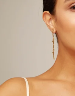 Drop eearrings with the iconic UNOde50 nail