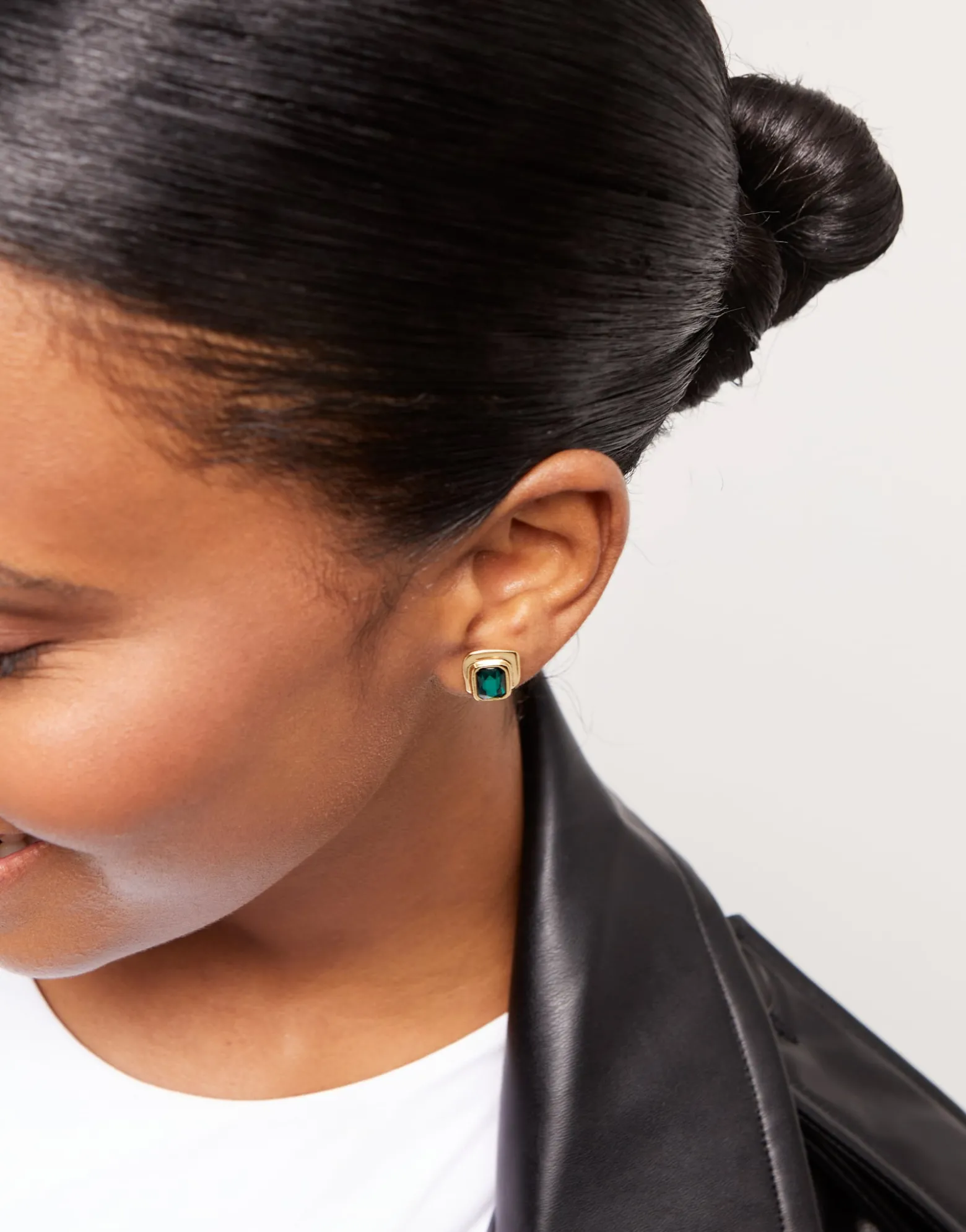 Earrings with green crystal