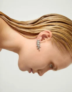 Elongated earrings with an irregular shape