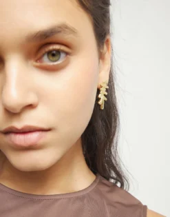 Elongated earrings with an irregular shape