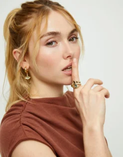 Eye-shaped ring with faceted green crystal