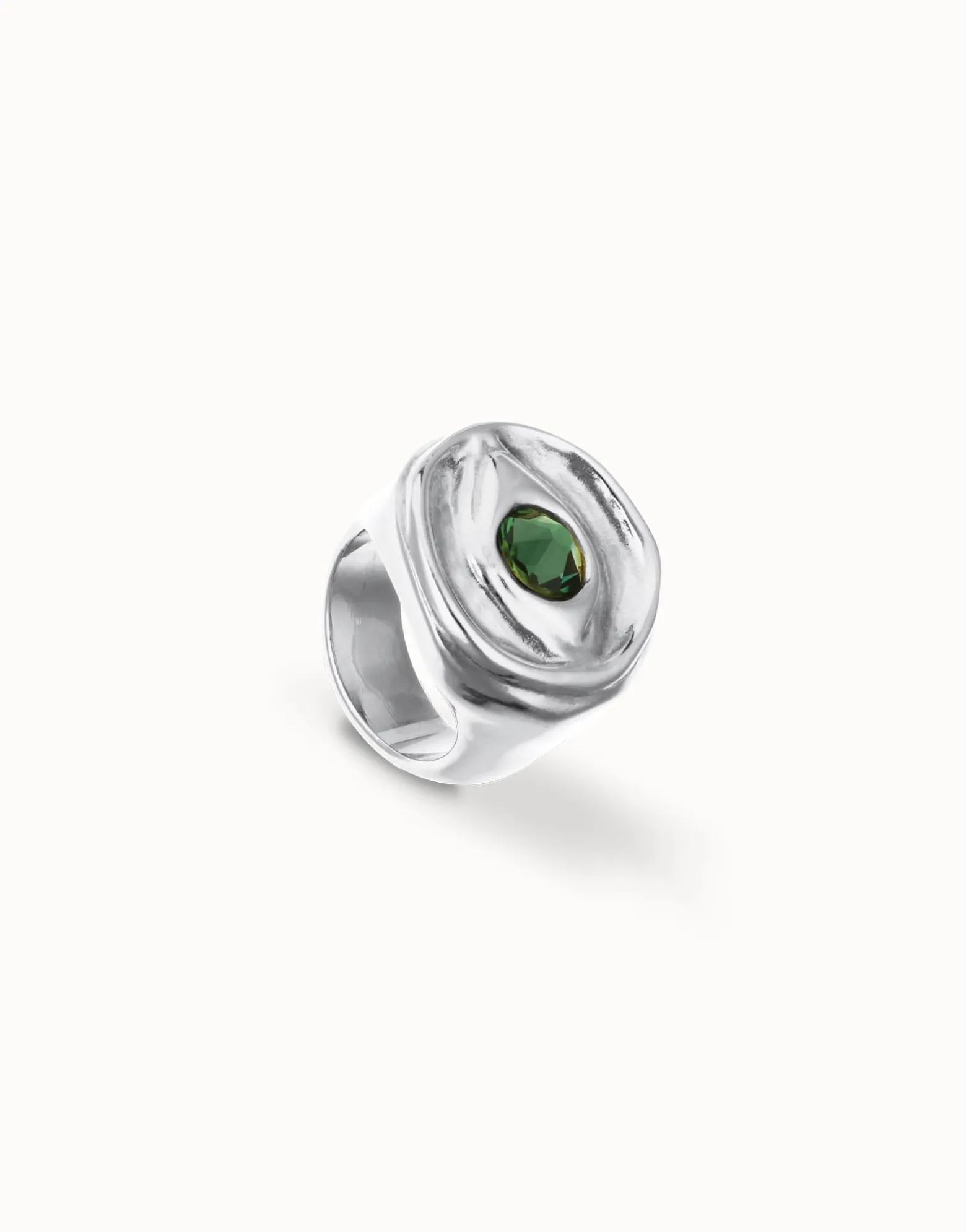 Eye-shaped signet ring with faceted green crystal