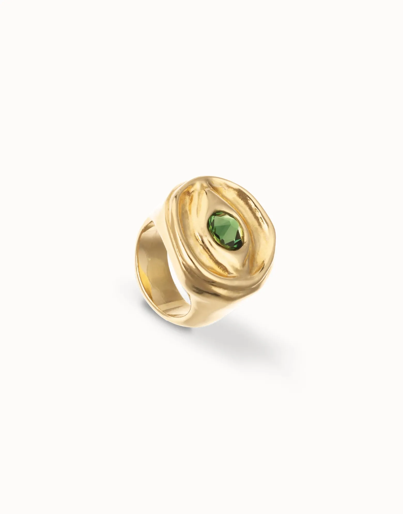 Eye-shaped signet ring with faceted green crystal
