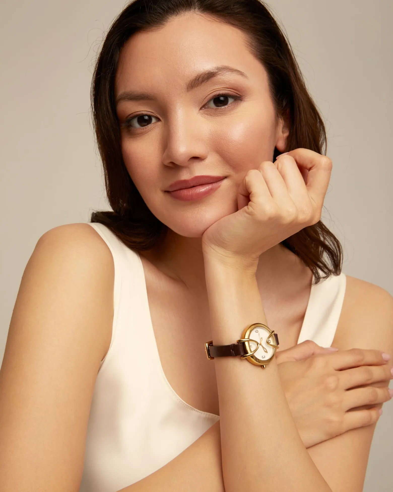 18K gold-plated watch with black leather strap and round white dial