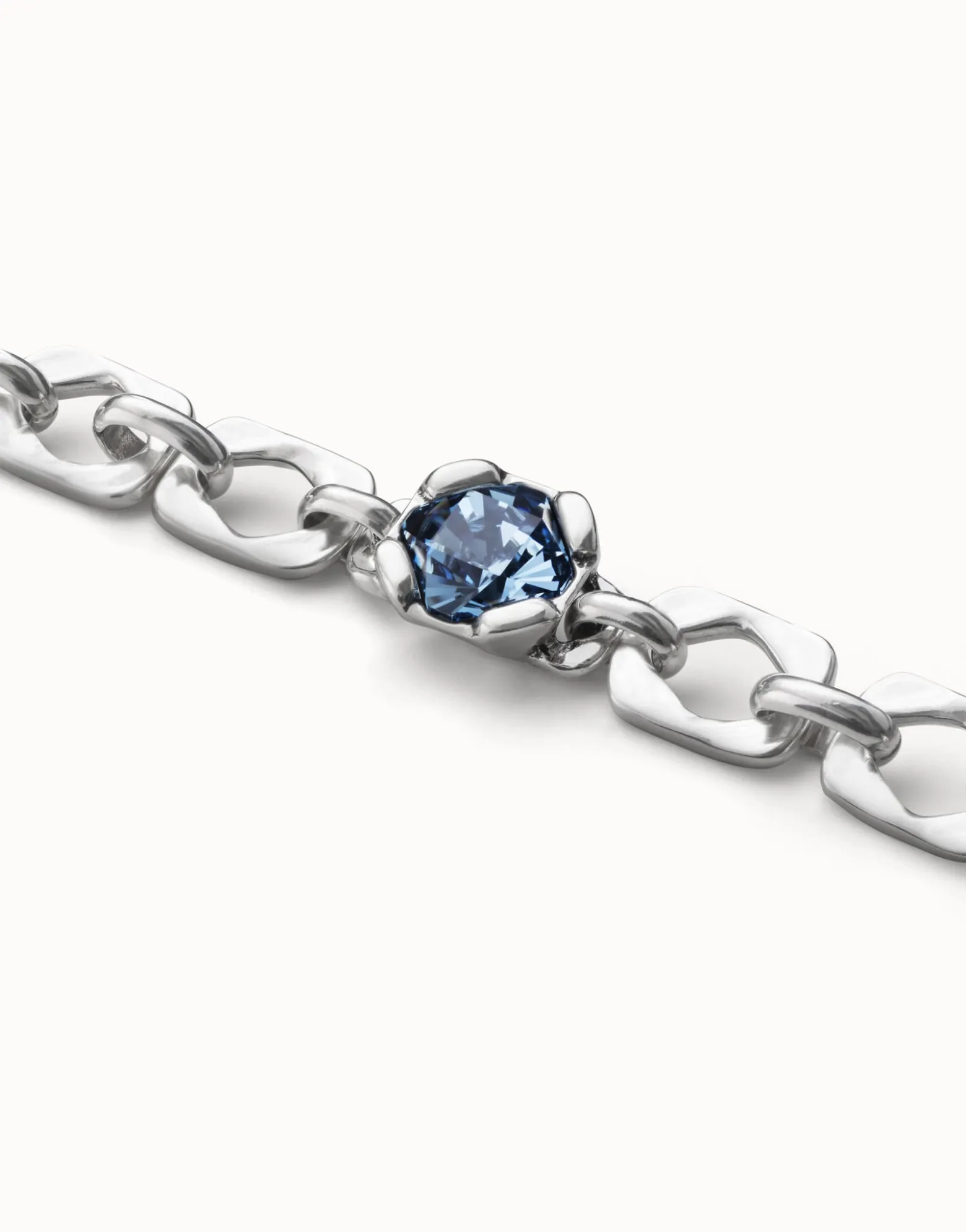 Link chain bracelet with a blue crystal