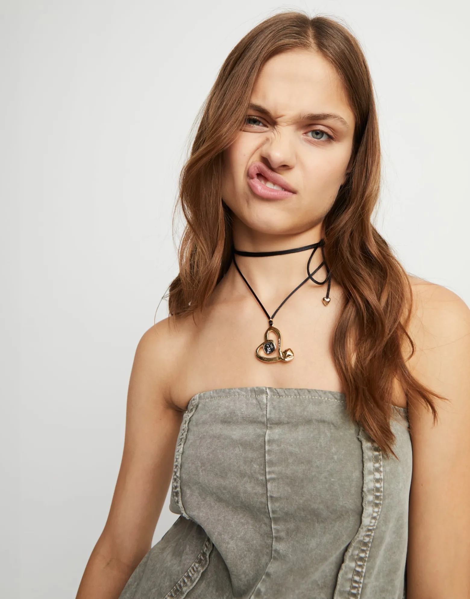 Long pendant and central heart with black crystal