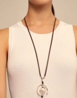 Necklace with leather and pearl
