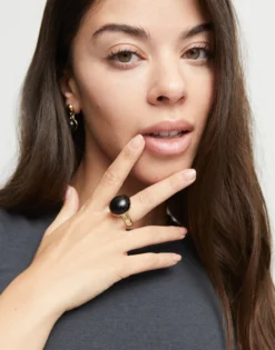 Ring with black murano glass
