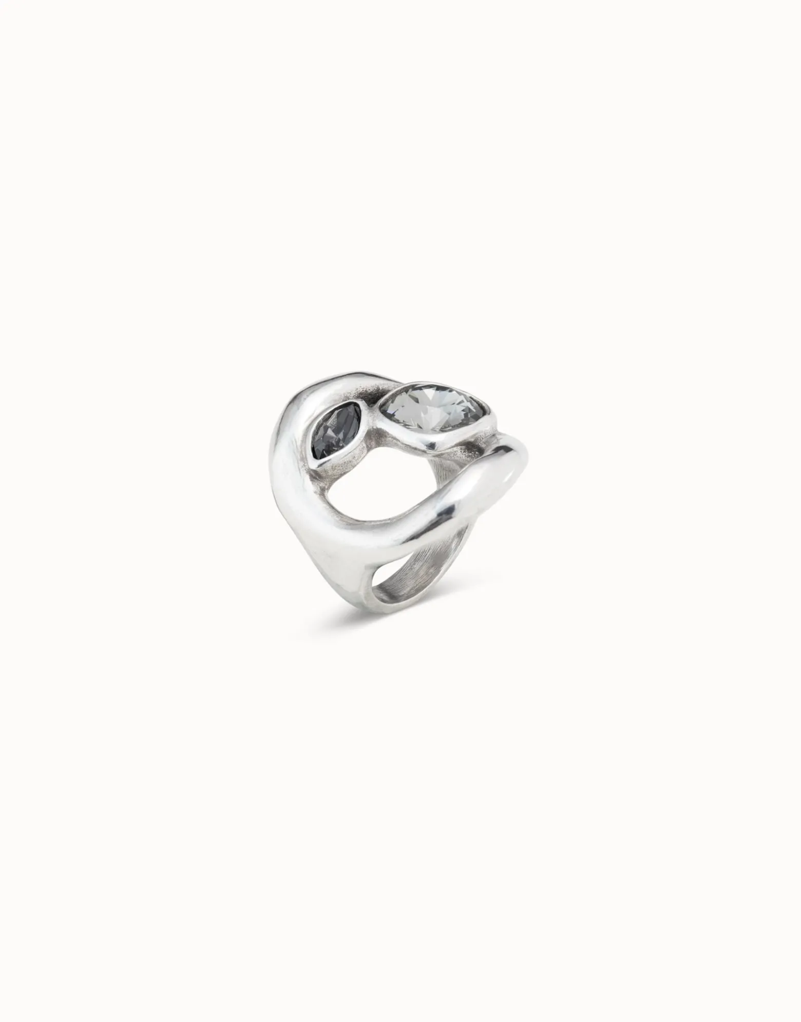Ring with central oval and two crystals