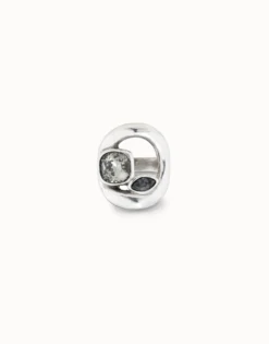 Ring with central oval and two crystals