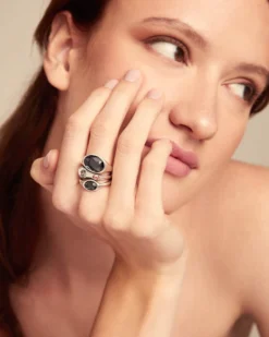 Ring with crystals with different sizes
