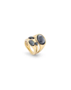 Ring with crystals with different sizes
