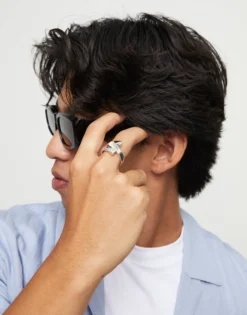 Ring with curved lines