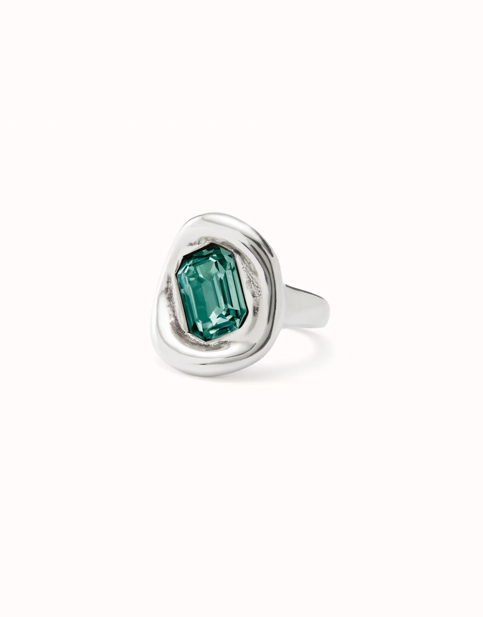 Ring with green crystal