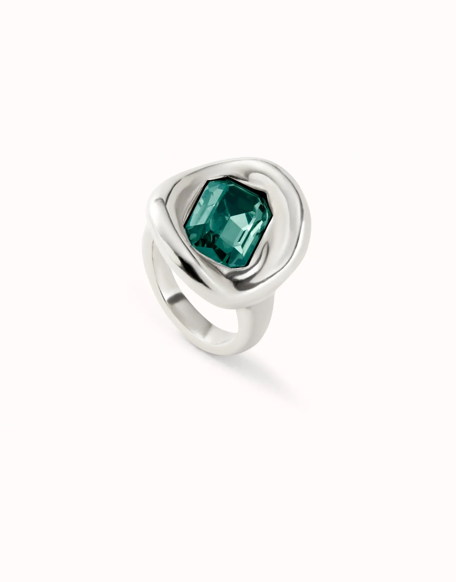 Ring with green crystal